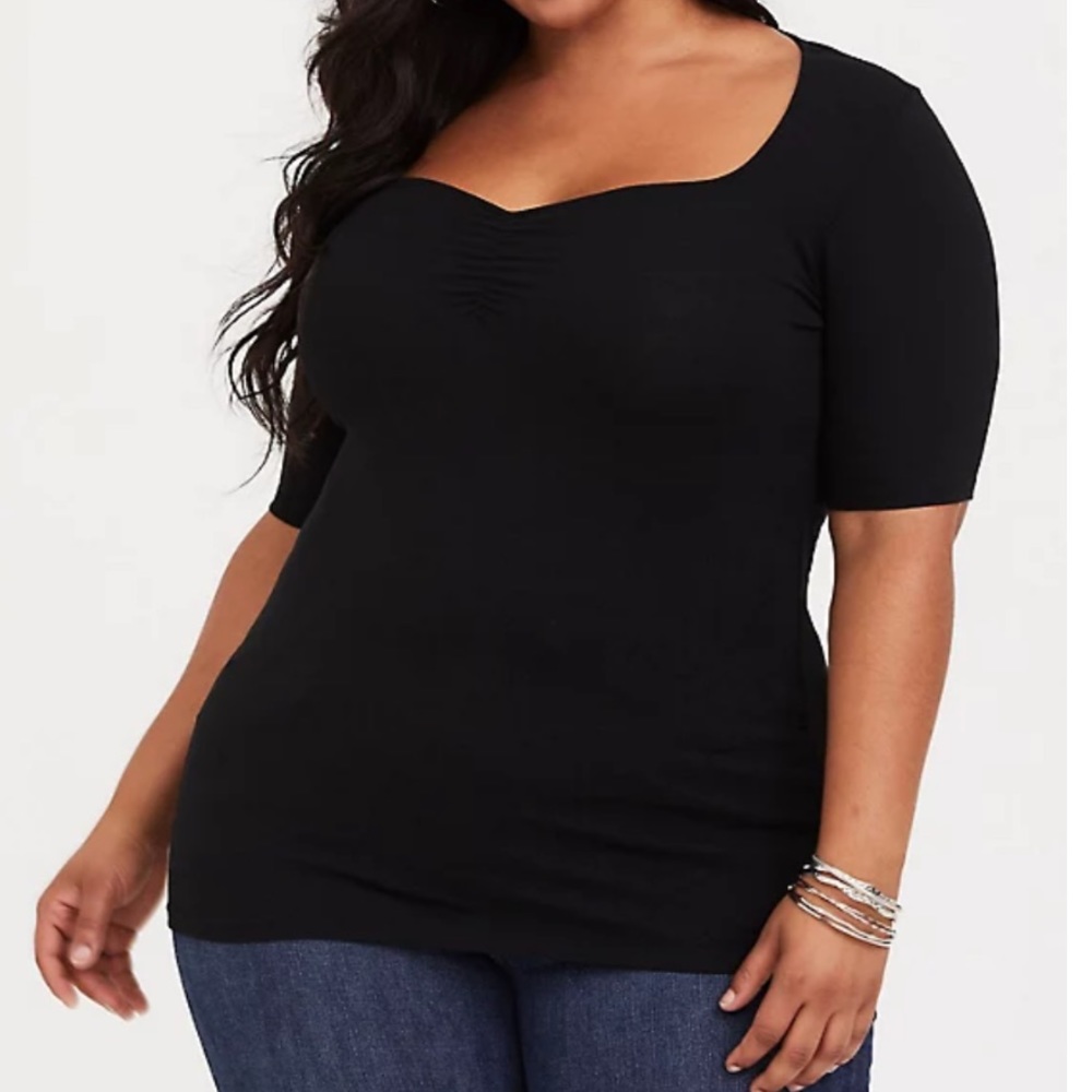 Torrid black ruched foxy tee